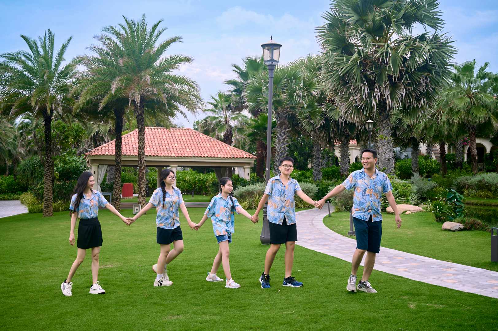 Cách tạo dáng chụp gia đình 5 người đẹp tự nhiên (10) Cách tạo dáng chụp gia đình 5 người đẹp tự nhiên (10)