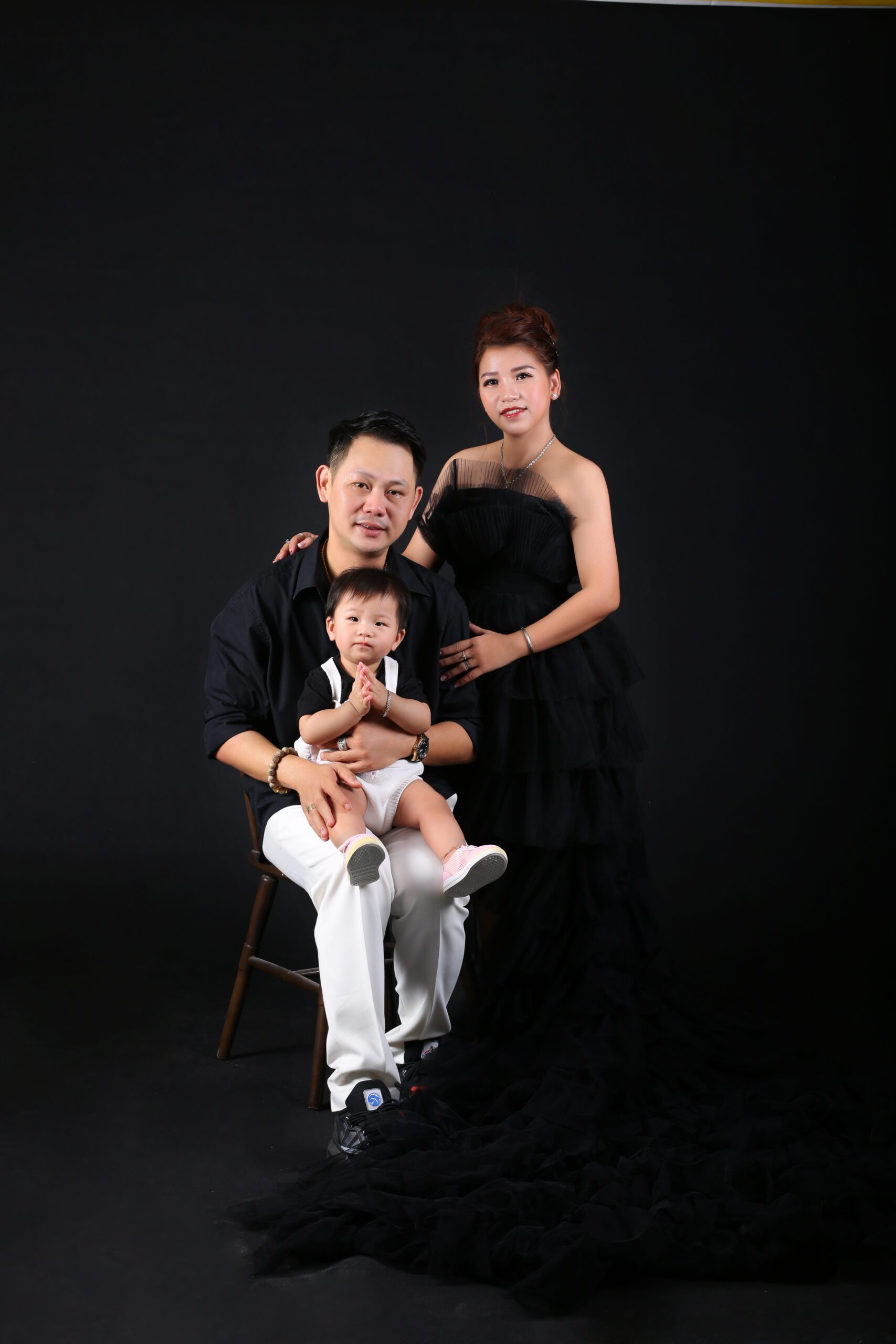 Concept Gia Đình Studio Phông Sáng Hay Phông Tối (1)