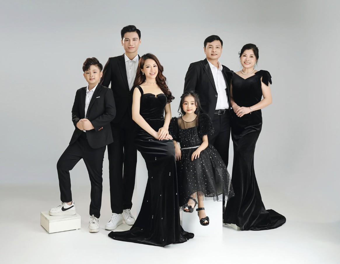 Concept Gia Đình Studio Phông Sáng Hay Phông Tối (4)