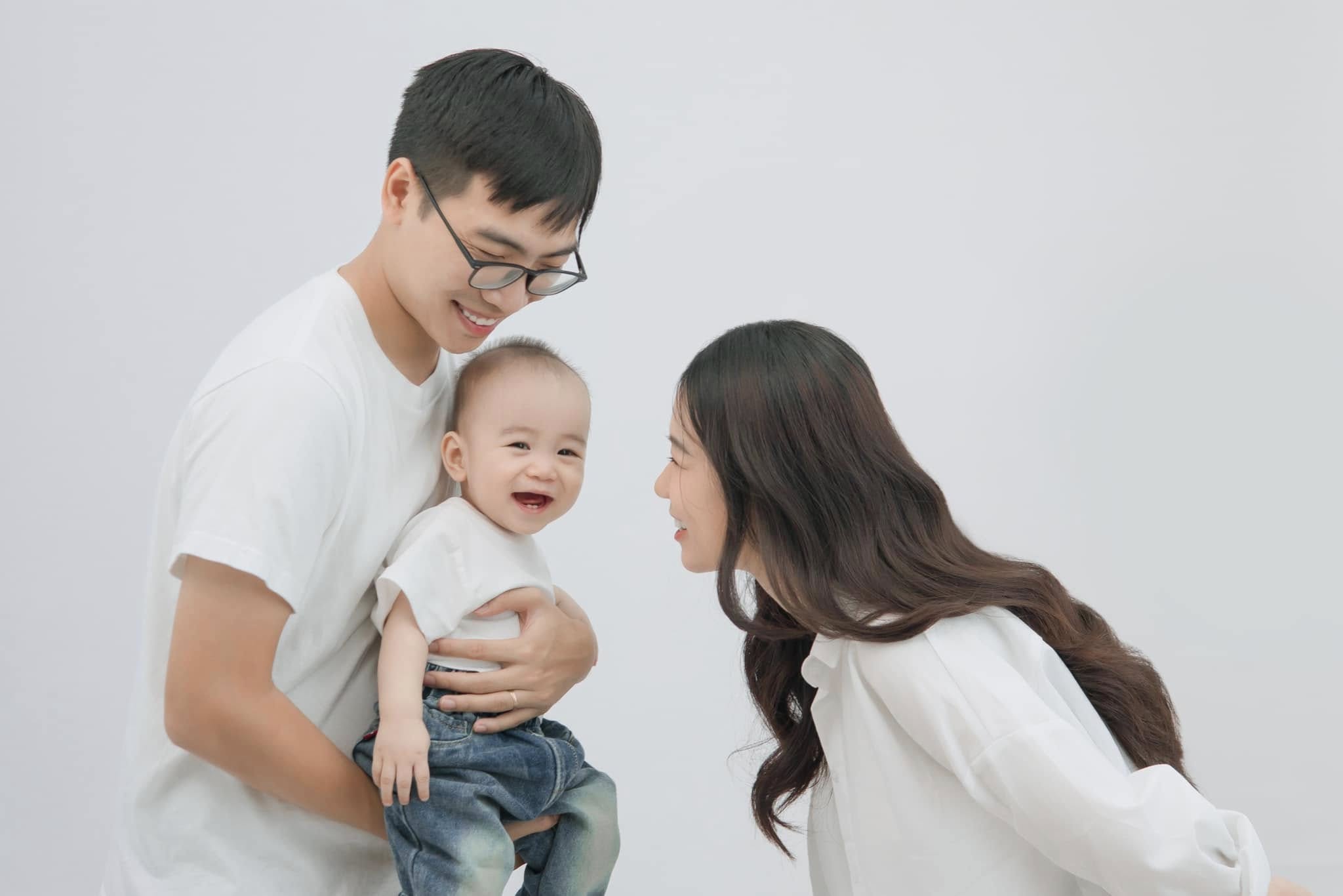 Concept Gia Đình Studio Phông Sáng Hay Phông Tối