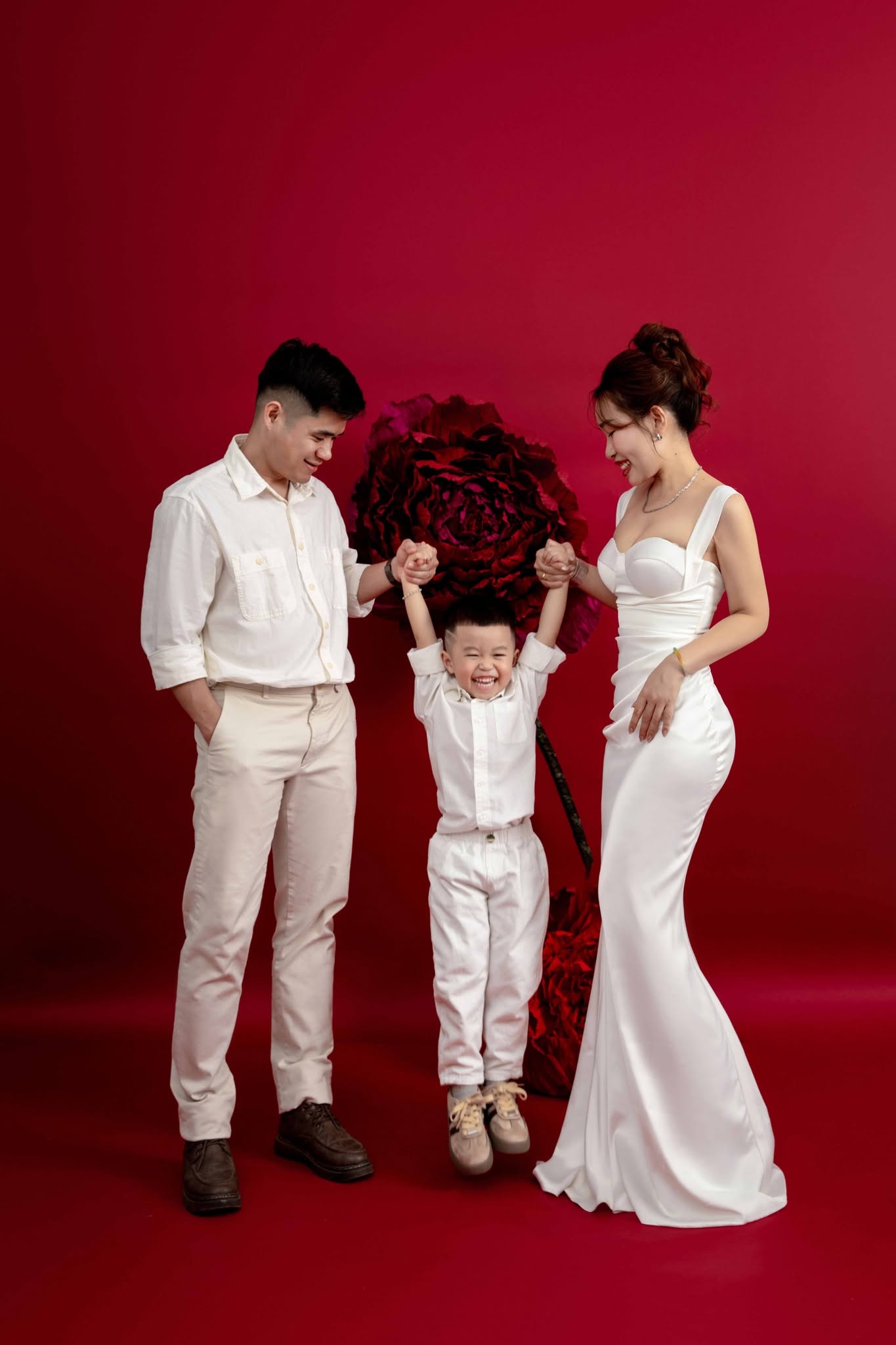 5 phom váy chụp ảnh kỷ niệm ngày cưới tôn dáng (4) 5 phom váy chụp ảnh kỷ niệm ngày cưới tôn dáng (4)